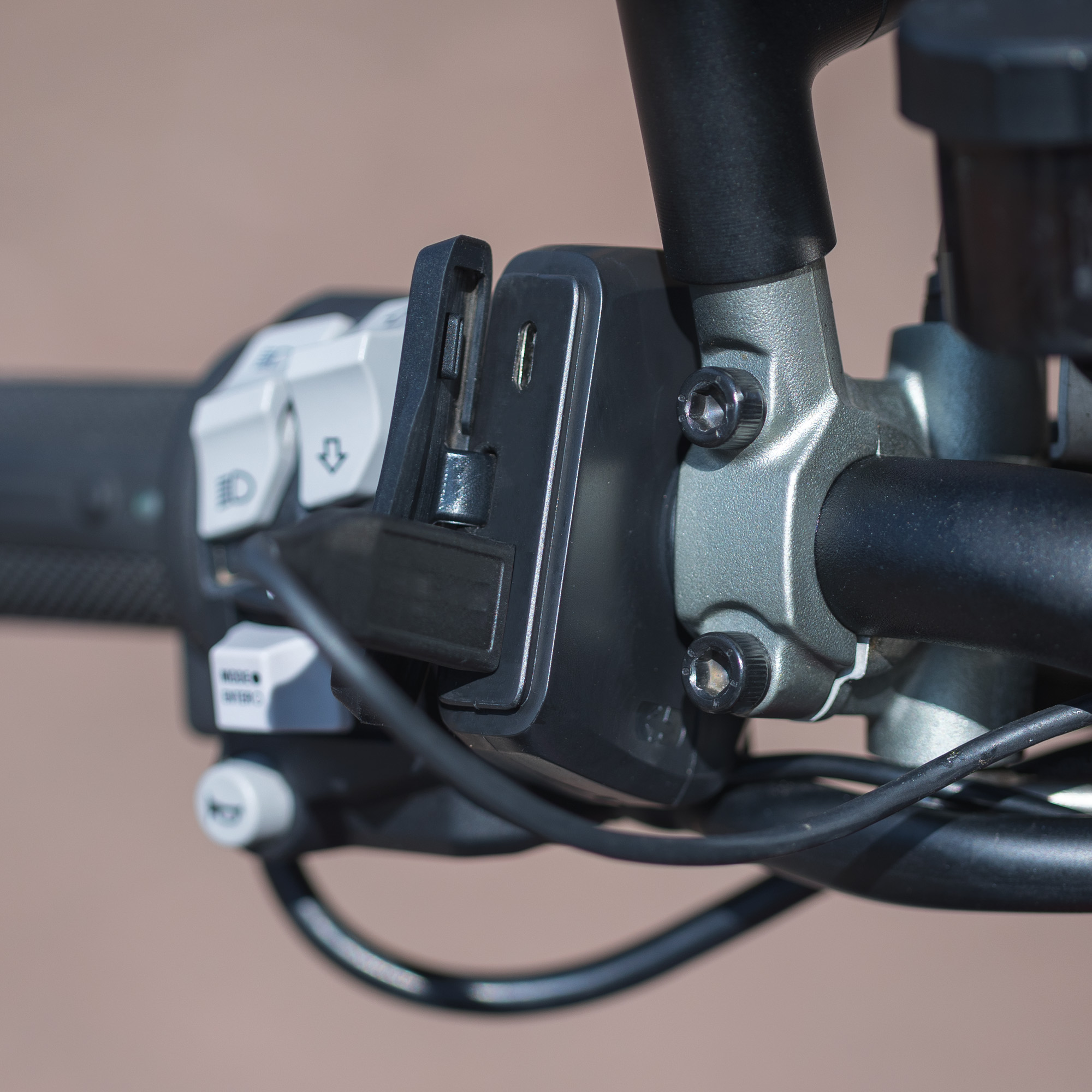 Oxford dubbele waterdichte USB lader met afdekklep - EL118 - Afbeelding 6